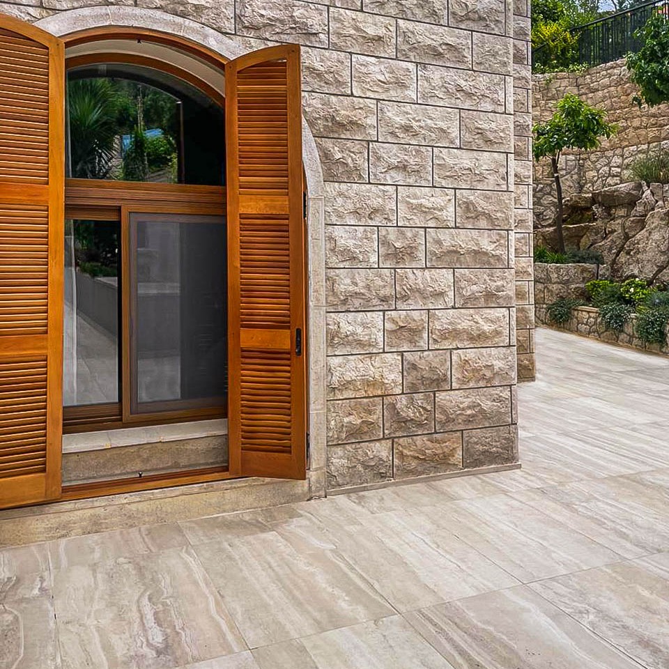 Płytki z trawertynu jako wykończenie elewacji.jpg